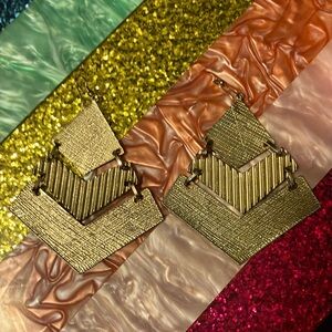 Beautiful, vintage, gold earrings.